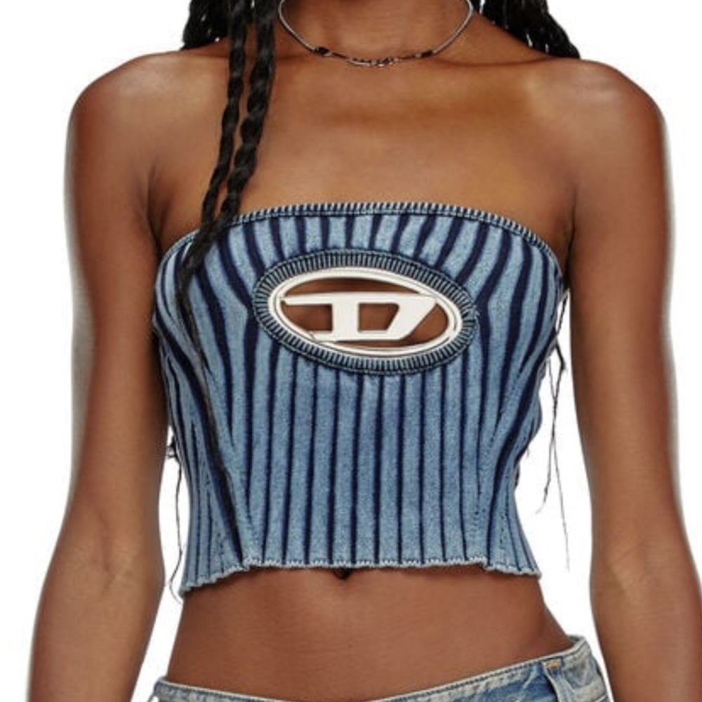 Chic Blue Crop Top with a Trendy Design